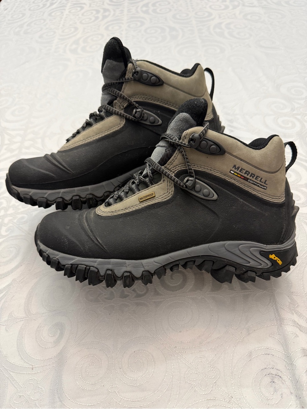 Merrell Woman 10 / Men 8.5 Black Rugged Performance Waterproof Hiking Boots